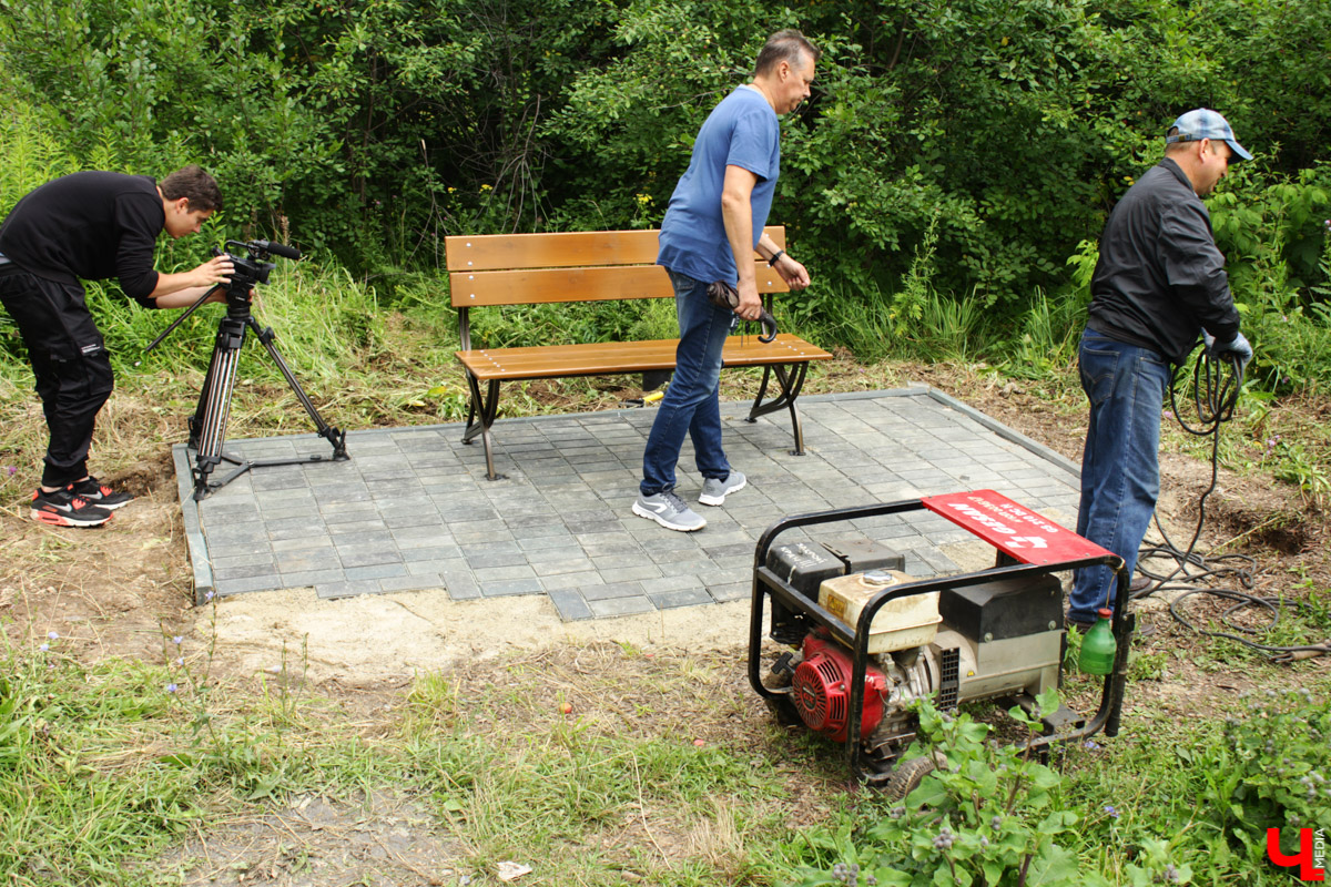 Очередной арт-субботник состоялся в парке у ДТЮ. Волонтеры установили спонсорские скамейки, собрали мусор и рассказали о перспективах благоустройства. 
