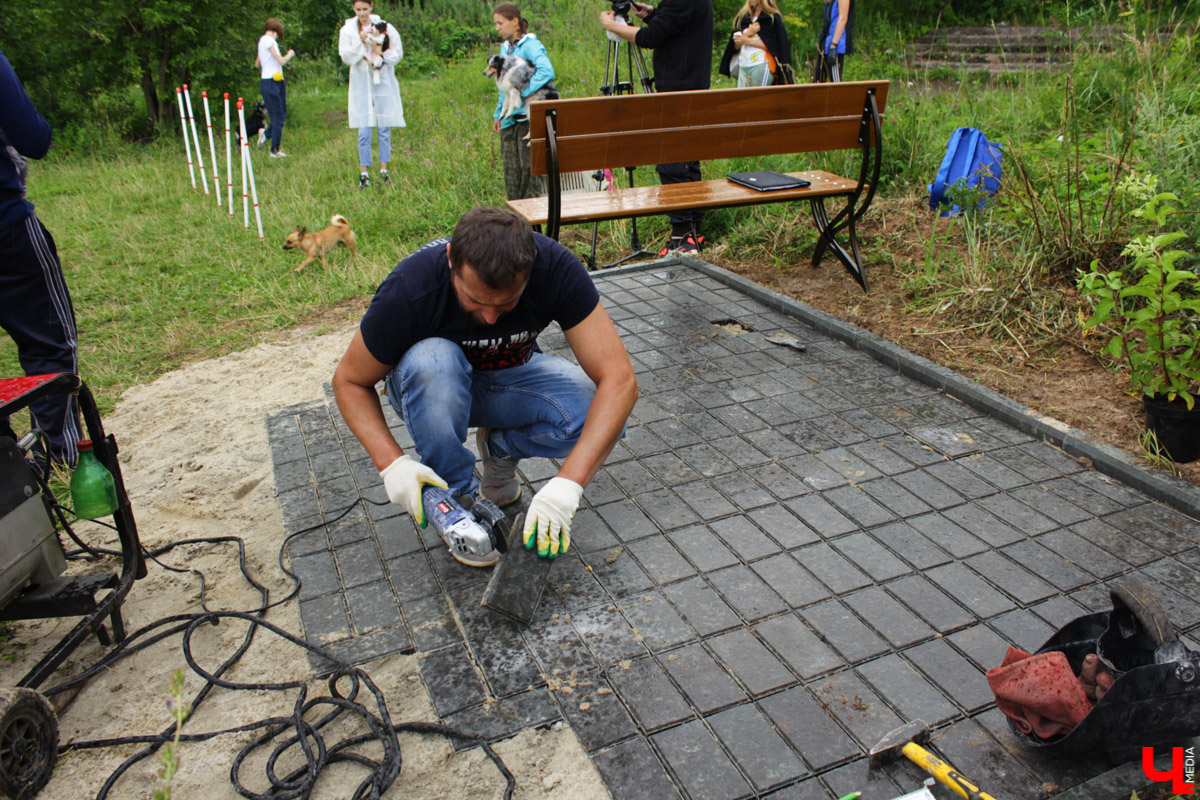 Очередной арт-субботник состоялся в парке у ДТЮ. Волонтеры установили спонсорские скамейки, собрали мусор и рассказали о перспективах благоустройства.