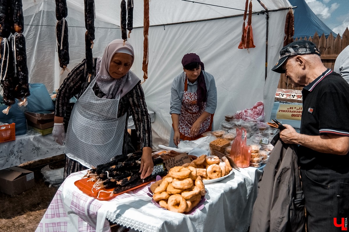 Во Владимире прошел 20-й праздник Сабантуй. В нем приняли участие татары и башкиры. Они устроили национальные забавы и угостили владимирцев необычными блюдами