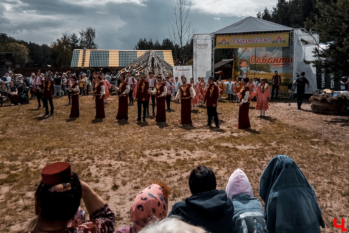 Во Владимире прошел 20-й праздник Сабантуй. В нем приняли участие татары и башкиры. Они устроили национальные забавы и угостили владимирцев необычными блюдами
