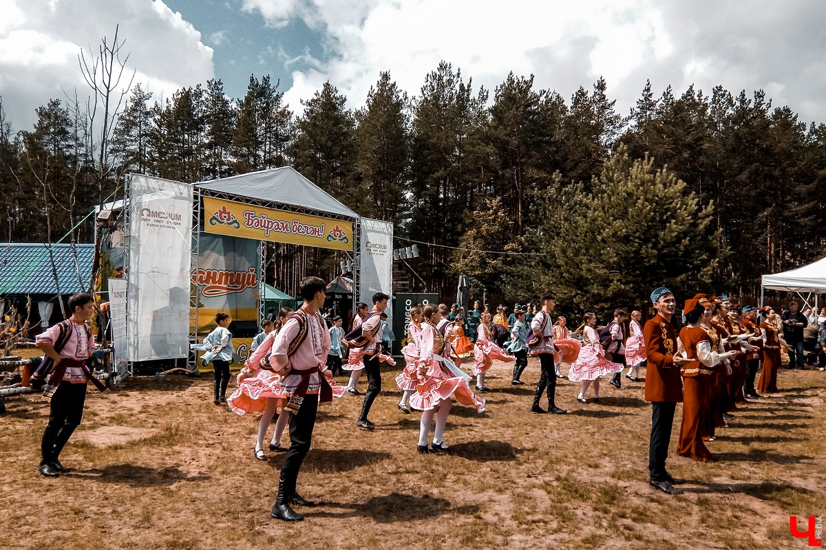 Во Владимире прошел 20-й праздник Сабантуй. В нем приняли участие татары и башкиры. Они устроили национальные забавы и угостили владимирцев необычными блюдами