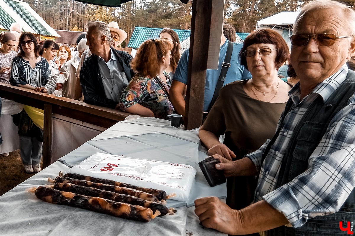 Во Владимире прошел 20-й праздник Сабантуй. В нем приняли участие татары и башкиры. Они устроили национальные забавы и угостили владимирцев необычными блюдами