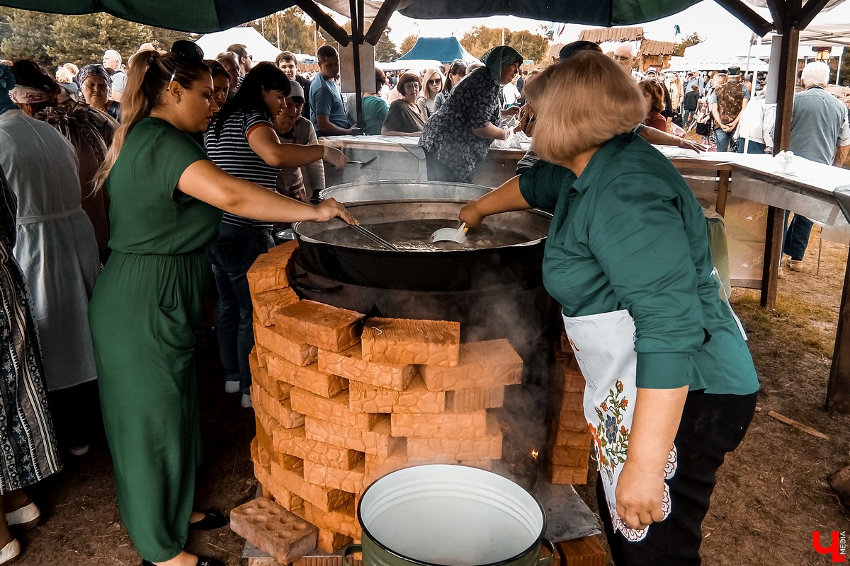 Во Владимире прошел 20-й праздник Сабантуй. В нем приняли участие татары и башкиры. Они устроили национальные забавы и угостили владимирцев необычными блюдами