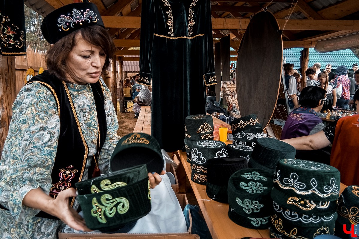 Во Владимире прошел 20-й праздник Сабантуй. В нем приняли участие татары и башкиры. Они устроили национальные забавы и угостили владимирцев необычными блюдами