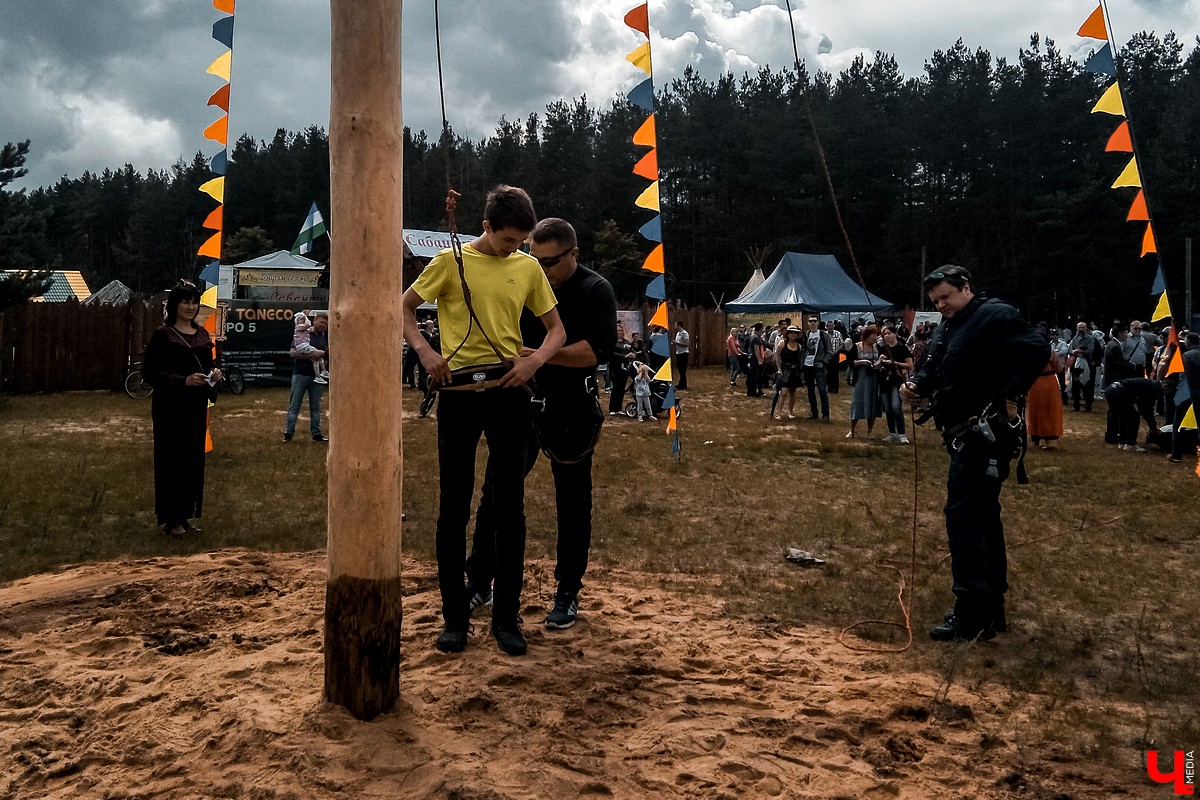 Во Владимире прошел 20-й праздник Сабантуй. В нем приняли участие татары и башкиры. Они устроили национальные забавы и угостили владимирцев необычными блюдами