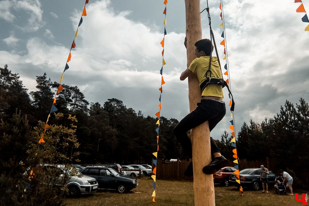 Во Владимире прошел 20-й праздник Сабантуй. В нем приняли участие татары и башкиры. Они устроили национальные забавы и угостили владимирцев необычными блюдами