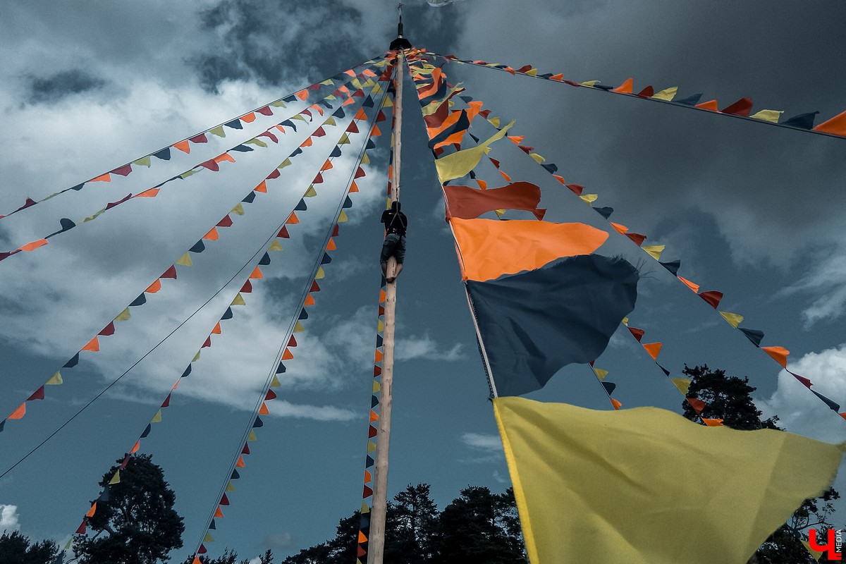 Во Владимире прошел 20-й праздник Сабантуй. В нем приняли участие татары и башкиры. Они устроили национальные забавы и угостили владимирцев необычными блюдами