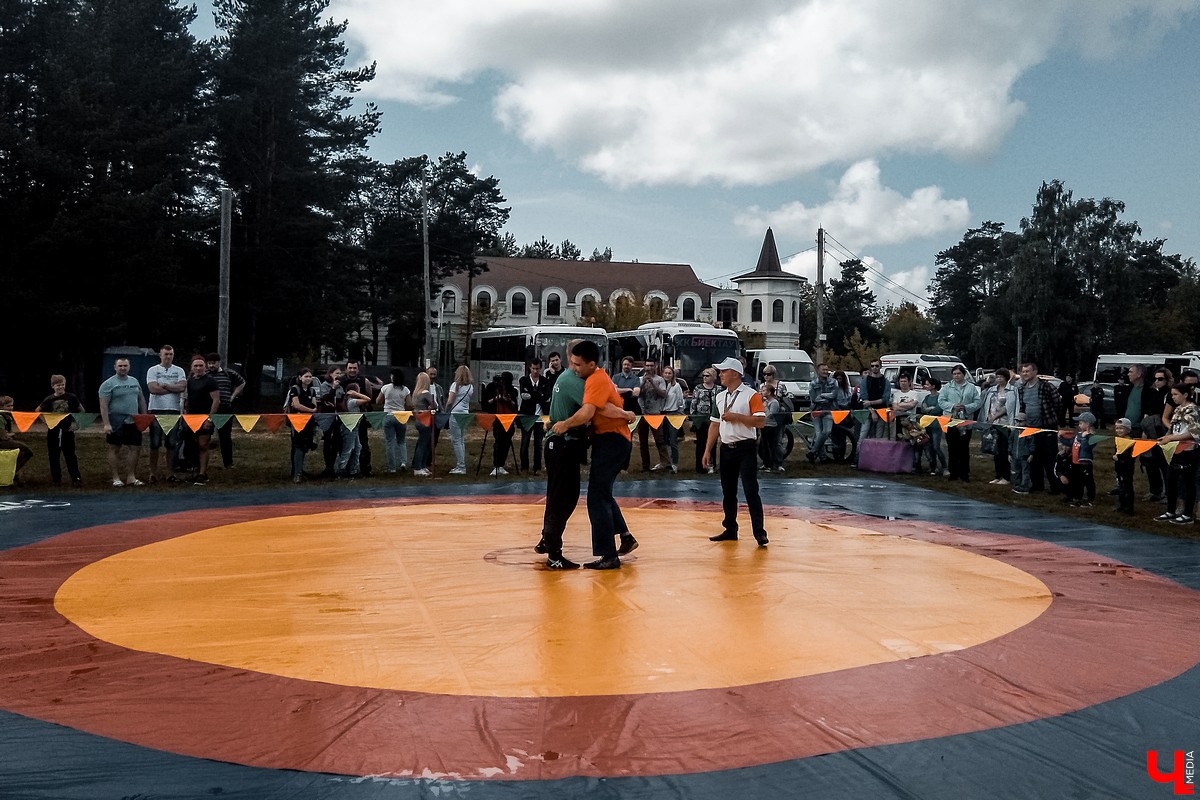 Во Владимире прошел 20-й праздник Сабантуй. В нем приняли участие татары и башкиры. Они устроили национальные забавы и угостили владимирцев необычными блюдами