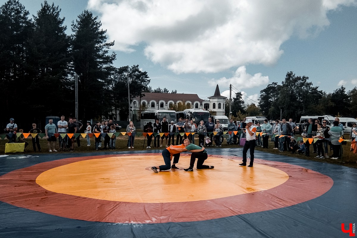 Во Владимире прошел 20-й праздник Сабантуй. В нем приняли участие татары и башкиры. Они устроили национальные забавы и угостили владимирцев необычными блюдами