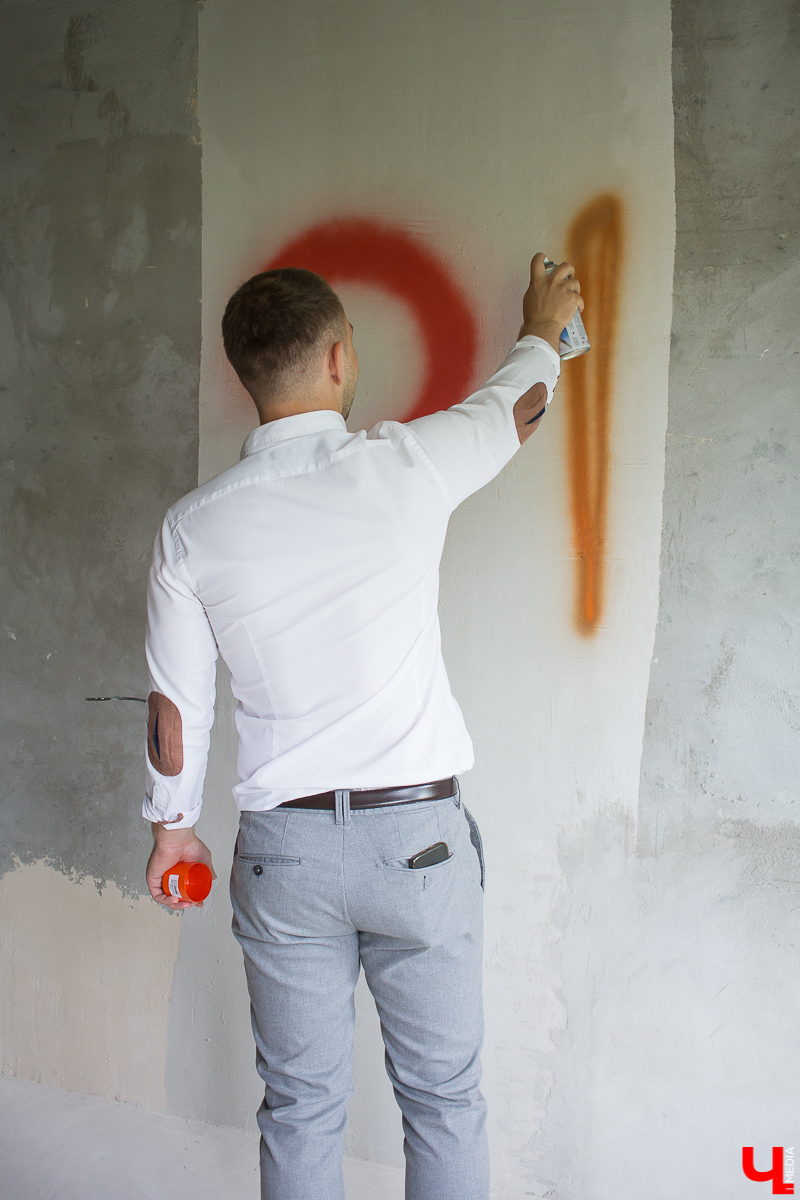 В строительном реалити-шоу «Большой ремонт» теперь можно будет наблюдать, как владимирский дизайнер Максим Рыжов помогает блондинке Полине завершить ремонт в новой квартире без жертв и стресса