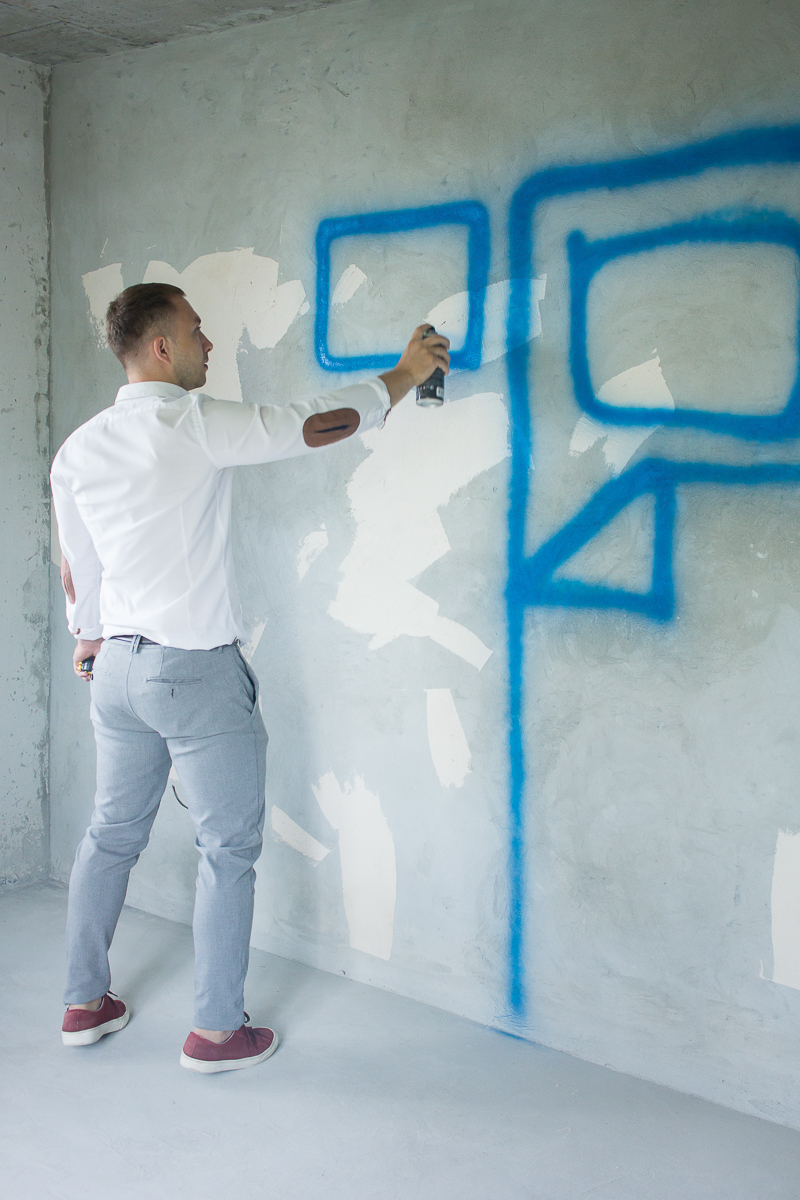 В строительном реалити-шоу «Большой ремонт» теперь можно будет наблюдать, как владимирский дизайнер Максим Рыжов помогает блондинке Полине завершить ремонт в новой квартире без жертв и стресса