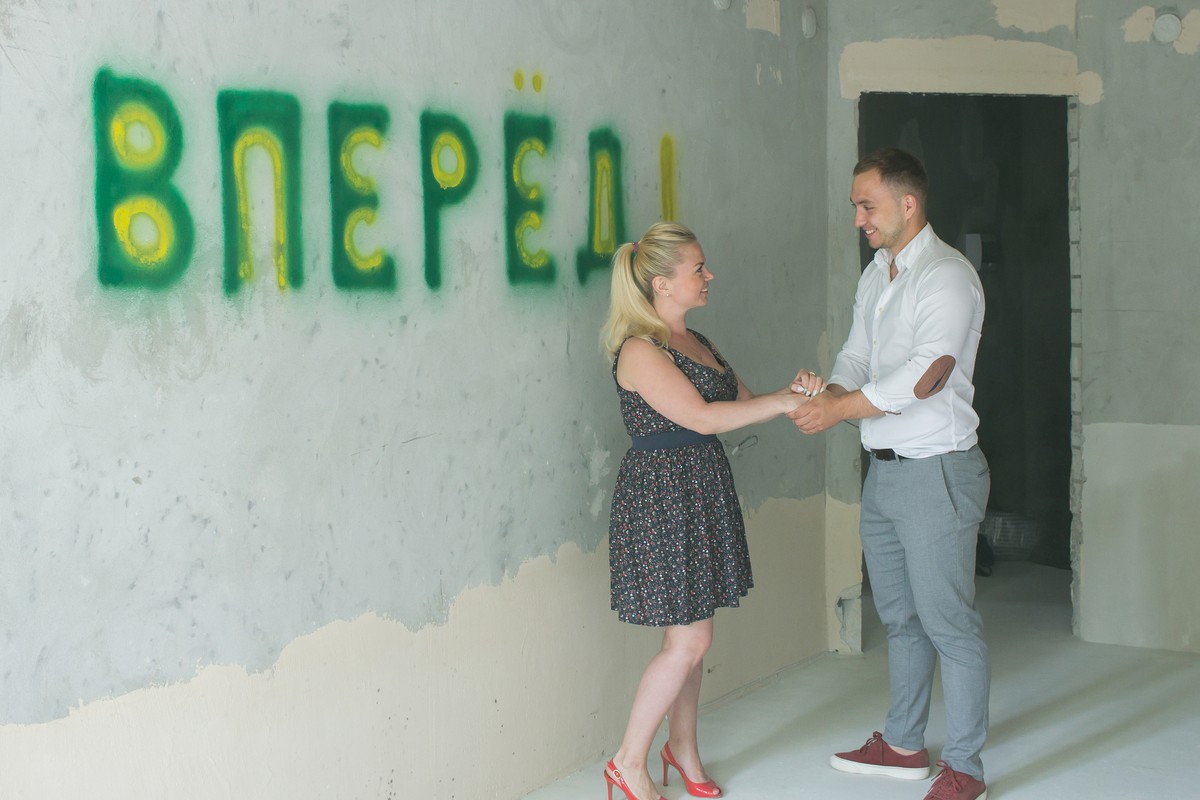 В строительном реалити-шоу «Большой ремонт» теперь можно будет наблюдать, как владимирский дизайнер Максим Рыжов помогает блондинке Полине завершить ремонт в новой квартире без жертв и стресса