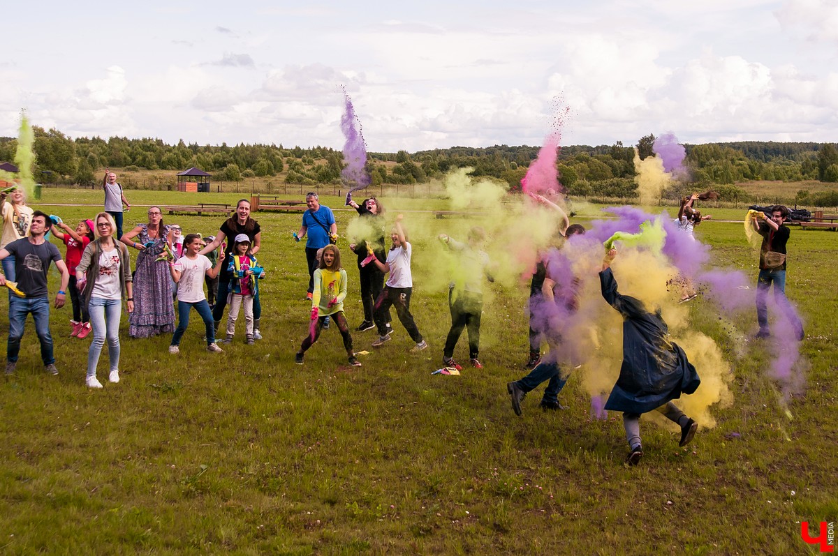 Владимирцы съездили на закрытие фестиваля воздухоплавания в Переславль-Залесский. Там они покатались на воздушном шаре и послушали группу «Братья Грим».