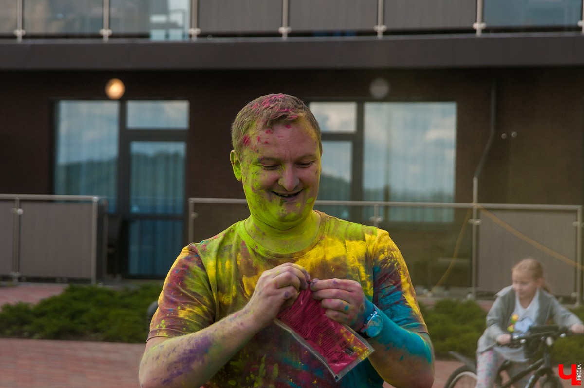 Владимирцы съездили на закрытие фестиваля воздухоплавания в Переславль-Залесский. Там они покатались на воздушном шаре и послушали группу «Братья Грим».