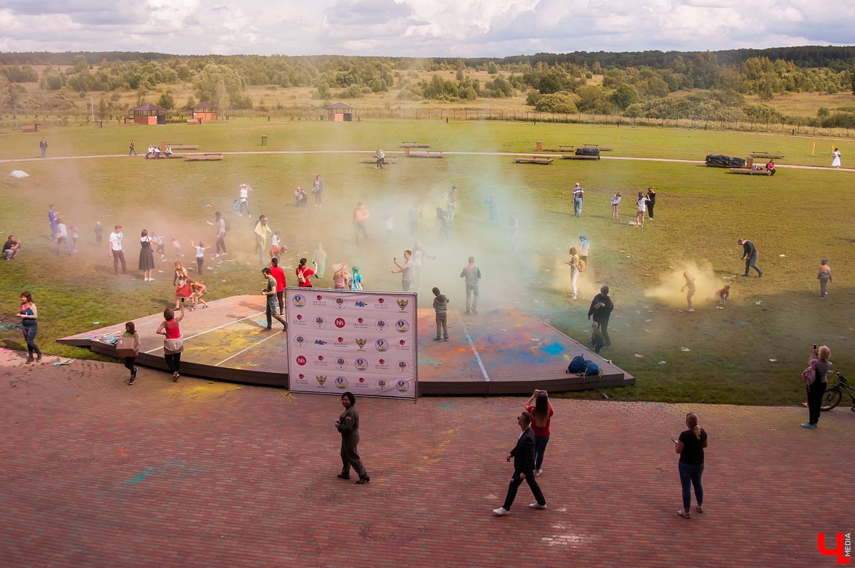 Владимирцы съездили на закрытие фестиваля воздухоплавания в Переславль-Залесский. Там они покатались на воздушном шаре и послушали группу «Братья Грим».