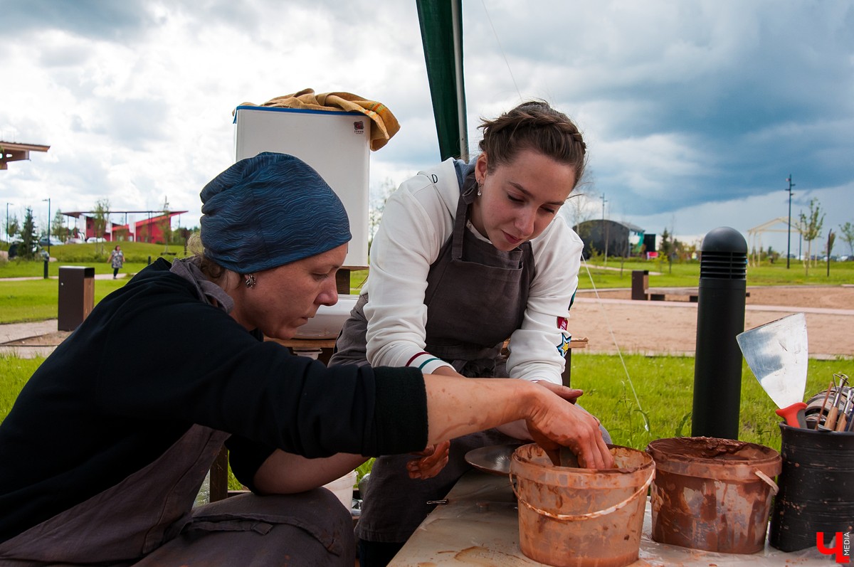 Владимирцы съездили на закрытие фестиваля воздухоплавания в Переславль-Залесский. Там они покатались на воздушном шаре и послушали группу «Братья Грим»