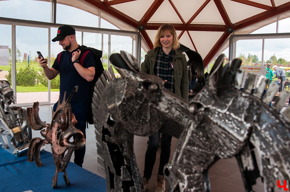 Владимирцы съездили на закрытие фестиваля воздухоплавания в Переславль-Залесский. Там они покатались на воздушном шаре и послушали группу «Братья Грим».