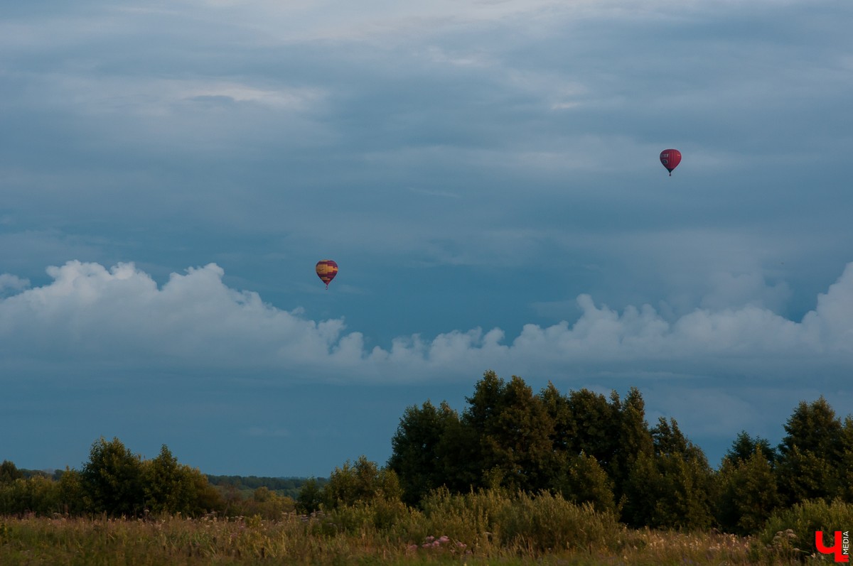 Владимирцы съездили на закрытие фестиваля воздухоплавания в Переславль-Залесский. Там они покатались на воздушном шаре и послушали группу «Братья Грим»