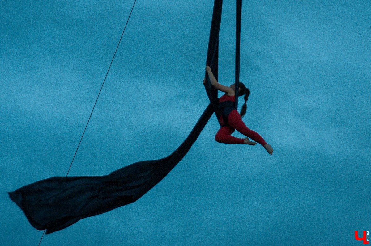 Владимирцы съездили на закрытие фестиваля воздухоплавания в Переславль-Залесский. Там они покатались на воздушном шаре и послушали группу «Братья Грим»