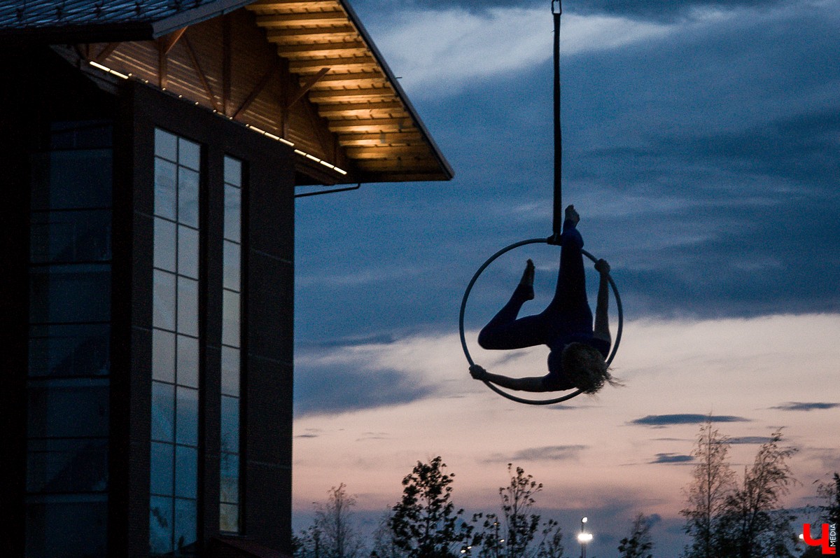 Владимирцы съездили на закрытие фестиваля воздухоплавания в Переславль-Залесский. Там они покатались на воздушном шаре и послушали группу «Братья Грим»