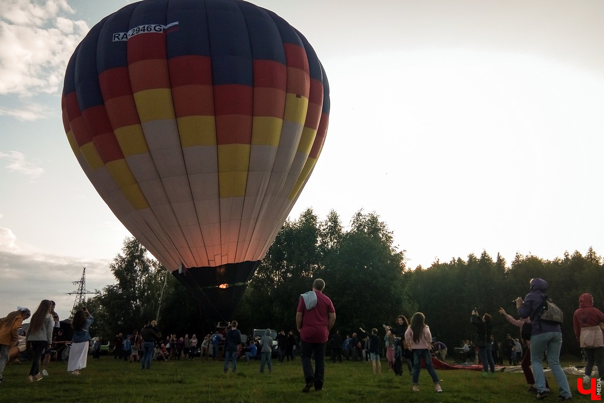 Владимирцы съездили на закрытие фестиваля воздухоплавания в Переславль-Залесский. Там они покатались на воздушном шаре и послушали группу «Братья Грим»