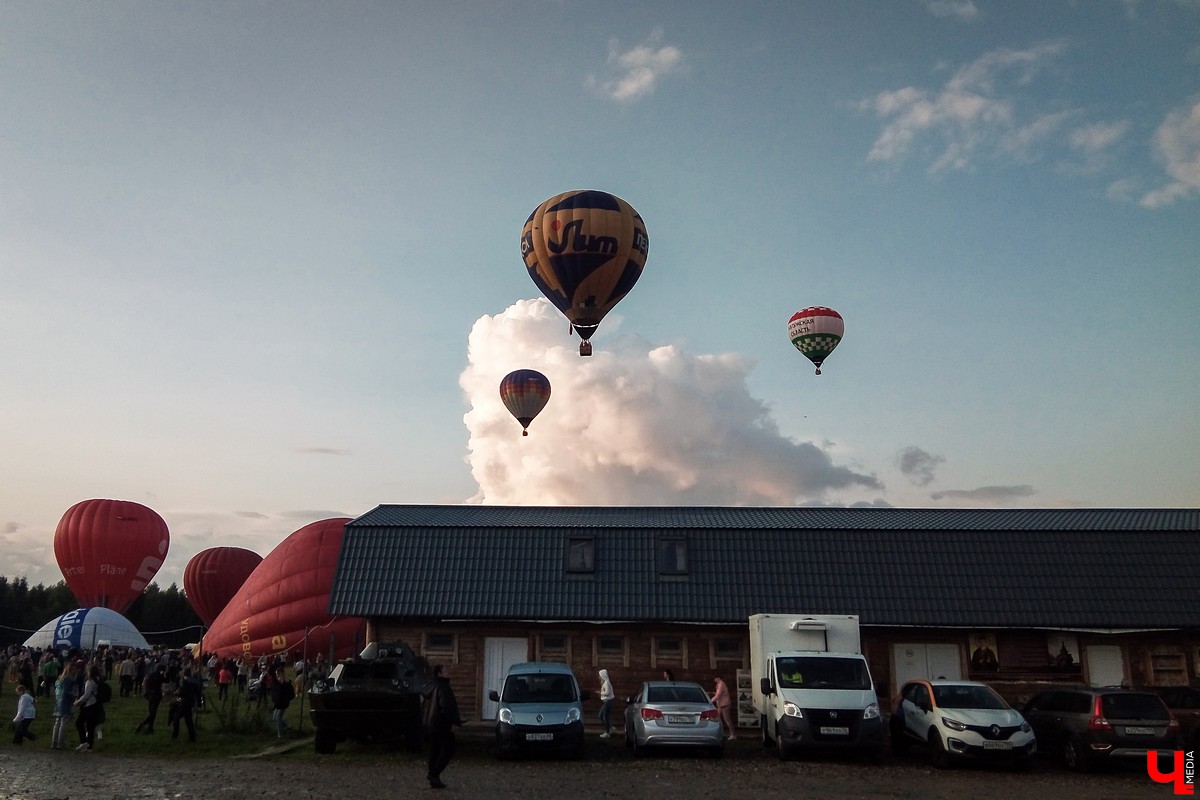 Владимирцы съездили на закрытие фестиваля воздухоплавания в Переславль-Залесский. Там они покатались на воздушном шаре и послушали группу «Братья Грим»