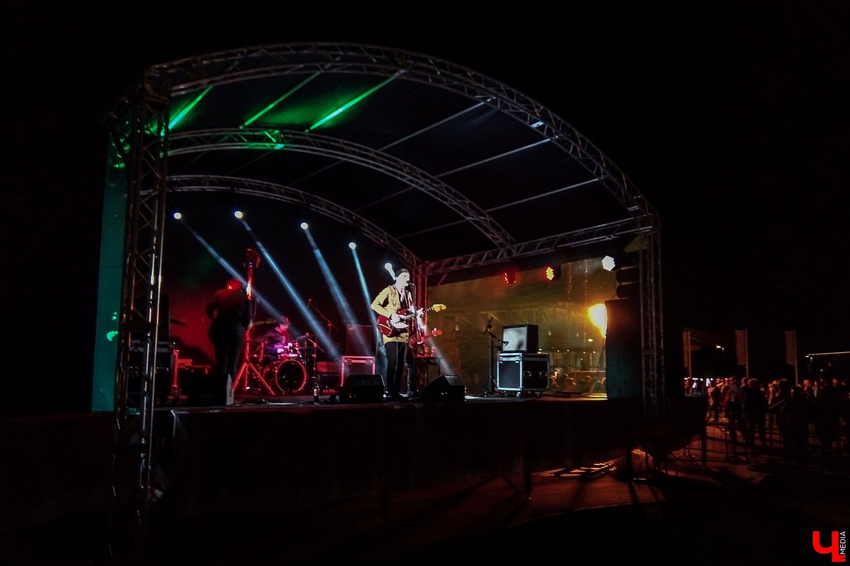 Владимирцы съездили на закрытие фестиваля воздухоплавания в Переславль-Залесский. Там они покатались на воздушном шаре и послушали группу «Братья Грим»