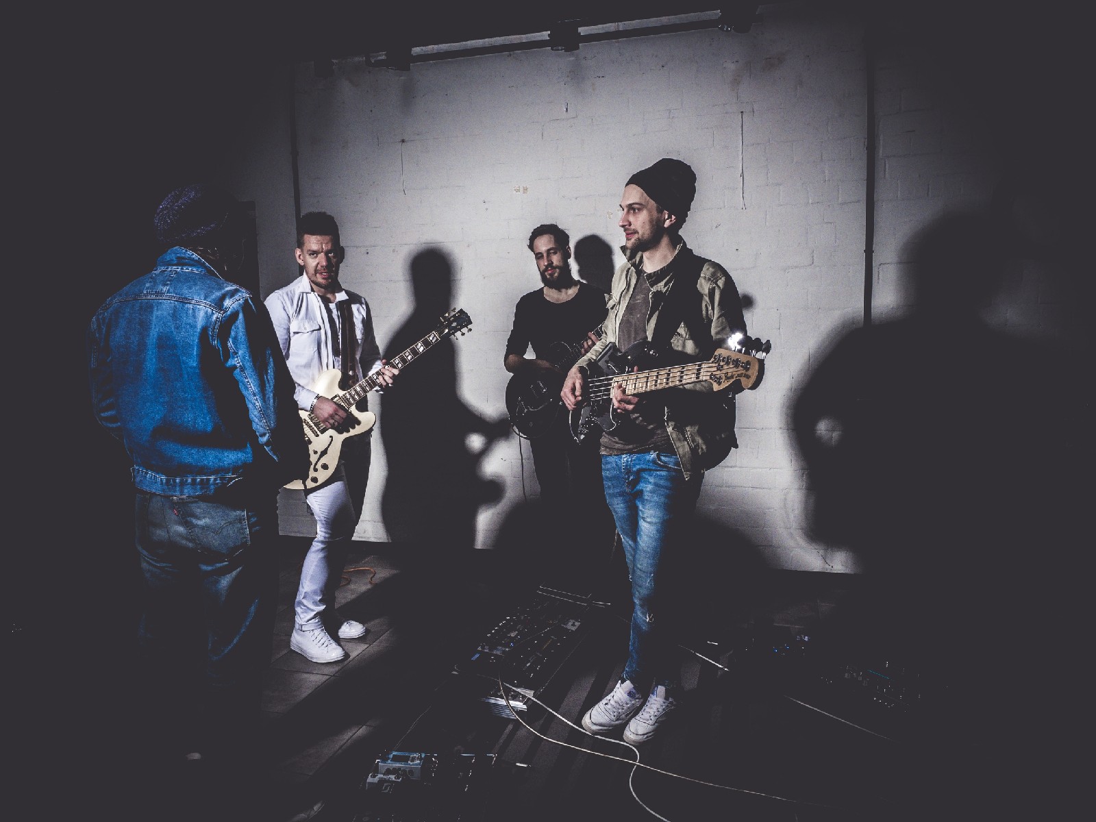 Пару лет назад наш портал уже отмечал владимирскую группу AMPLIFE как один из самых интересных и перспективных музыкальных проектов города. На днях состоялся релиз новой композиции ребят - «RAINBOW», подкрепленный ярким видео. Это повод познакомиться с музыкантами поближе