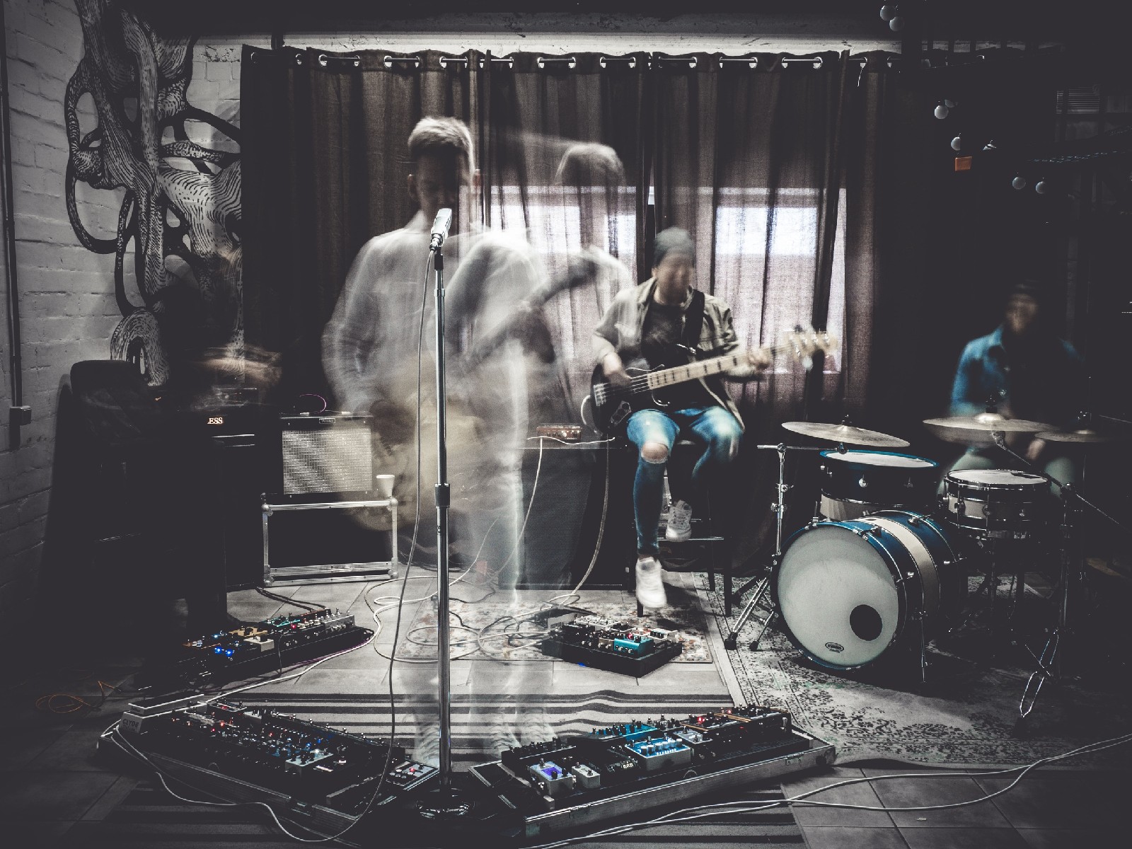 Пару лет назад наш портал уже отмечал владимирскую группу AMPLIFE как один из самых интересных и перспективных музыкальных проектов города. На днях состоялся релиз новой композиции ребят - «RAINBOW», подкрепленный ярким видео. Это повод познакомиться с музыкантами поближе