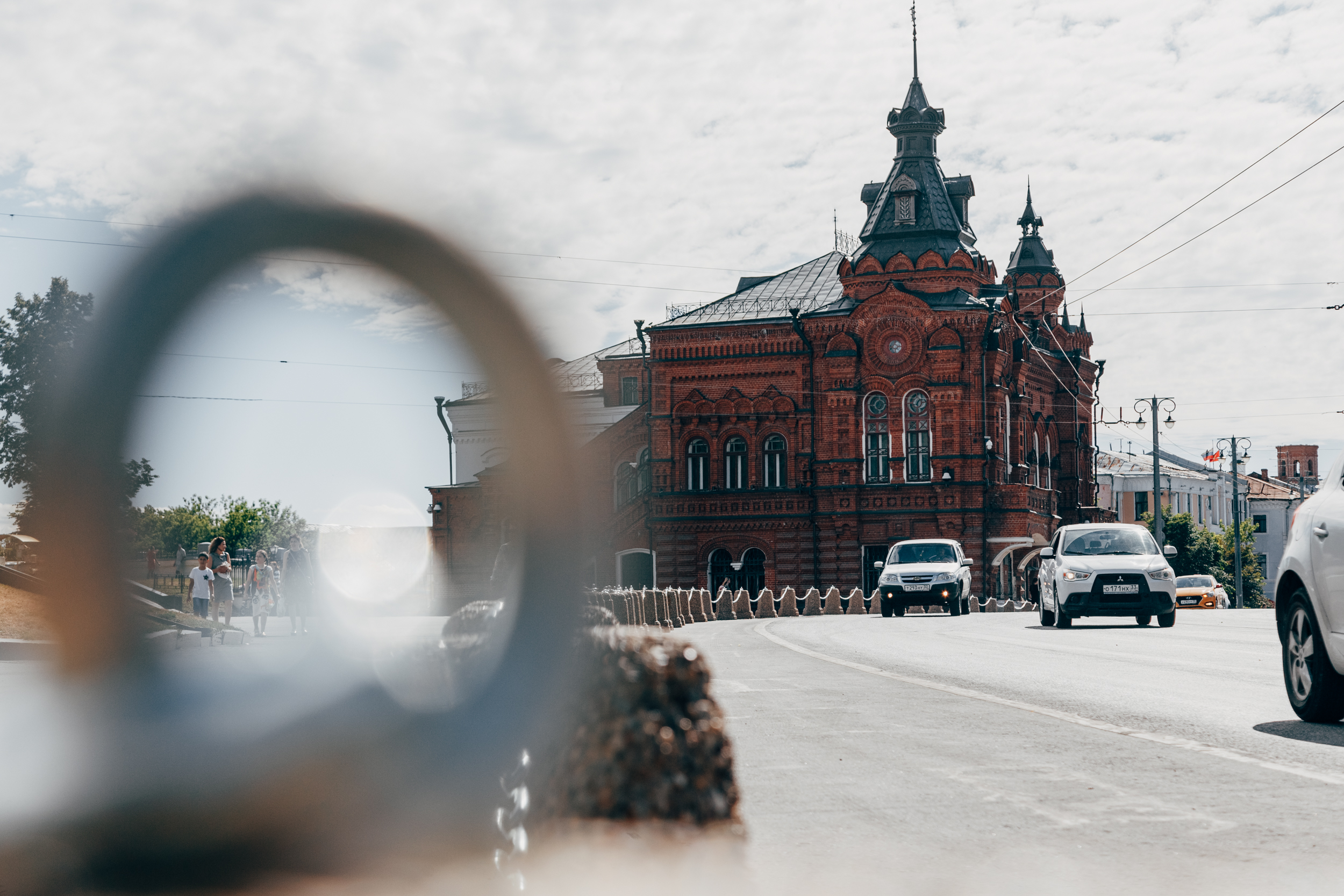 Губернатор и мэр обсуждают возможный переезд ЗАГСа с улицы Растопчина поближе к центру. Предложены два варианта. Что думают о них горожане?