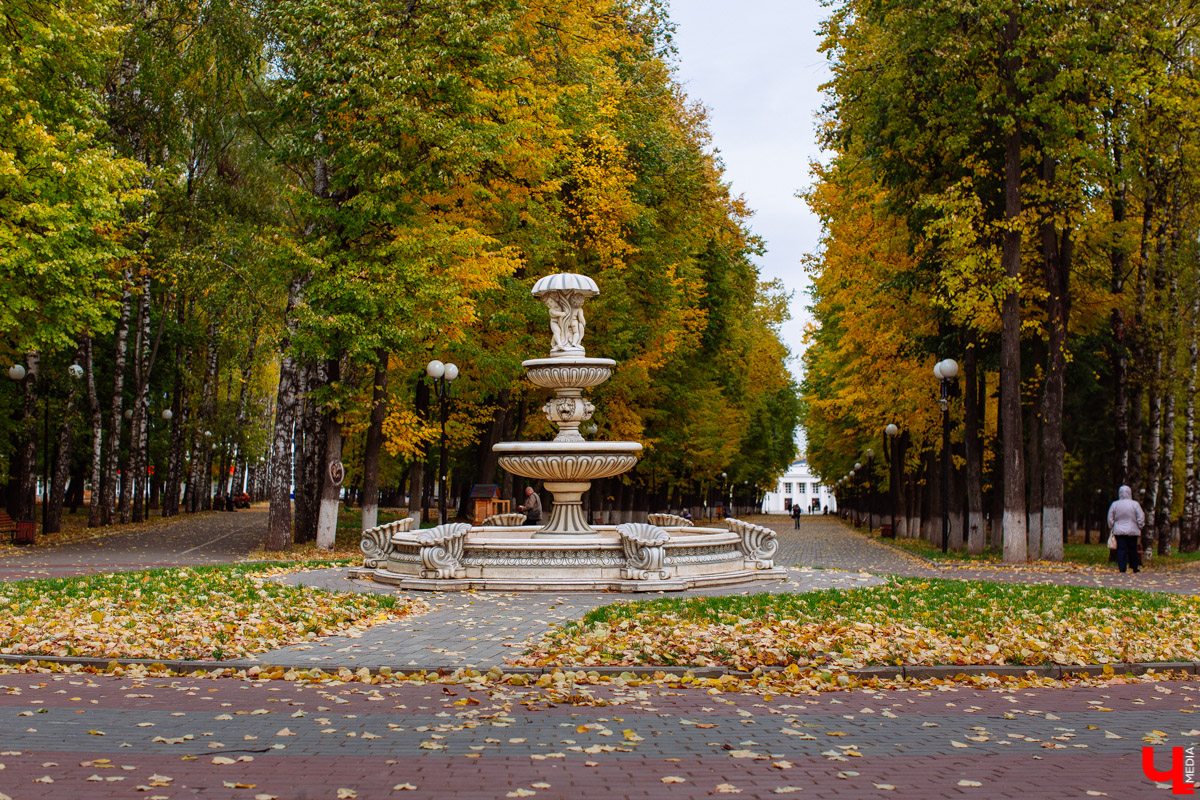 Губернатор и мэр обсуждают возможный переезд ЗАГСа с улицы Растопчина поближе к центру. Предложены два варианта. Что думают о них горожане?