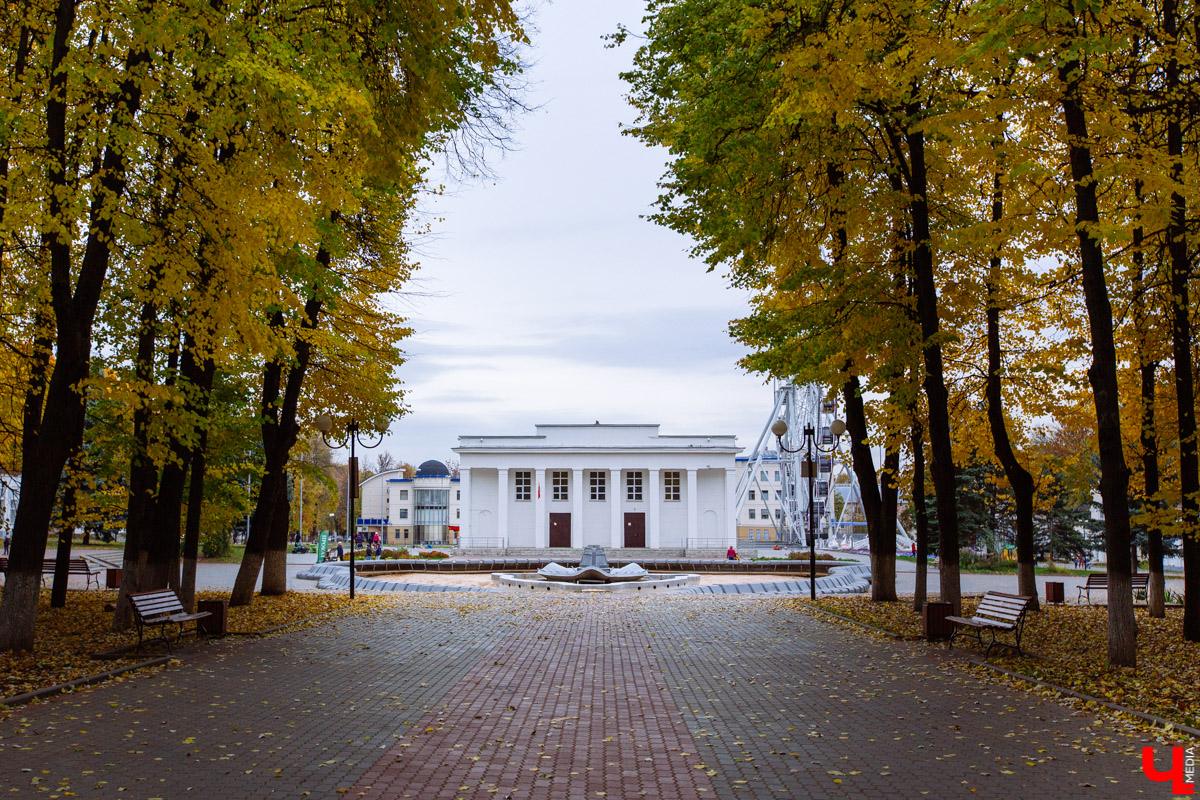 Губернатор и мэр обсуждают возможный переезд ЗАГСа с улицы Растопчина поближе к центру. Предложены два варианта. Что думают о них горожане?