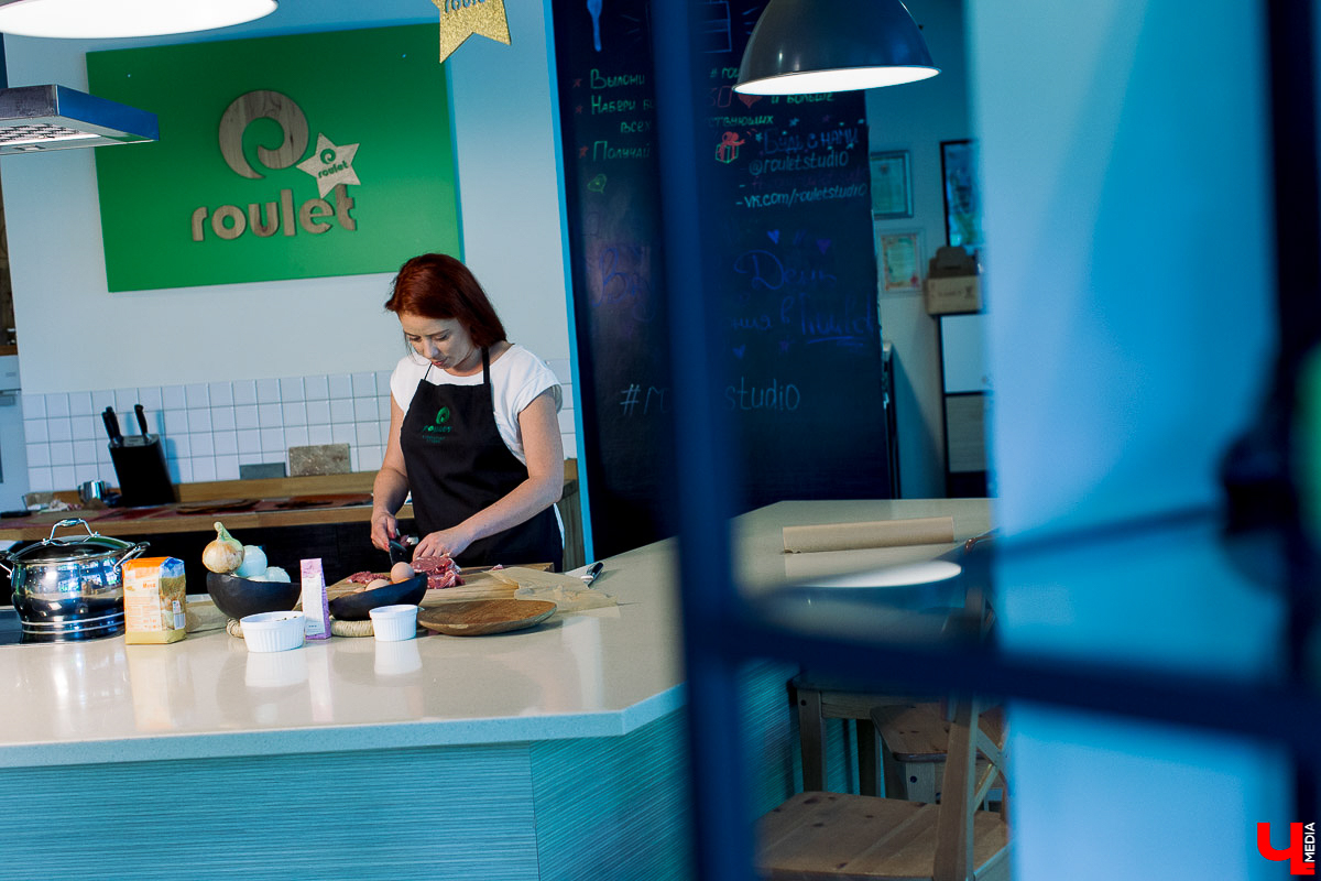 Актриса Инга Галдина и шеф-повар Дмитрий Орловский приготовили самсу по традиционному узбекскому рецепту, но с владимирской тыквой