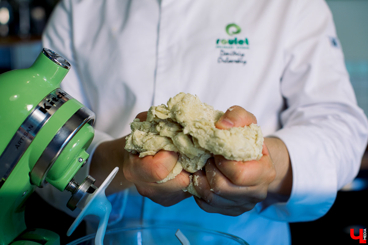 Актриса Инга Галдина и шеф-повар Дмитрий Орловский приготовили самсу по традиционному узбекскому рецепту, но с владимирской тыквой