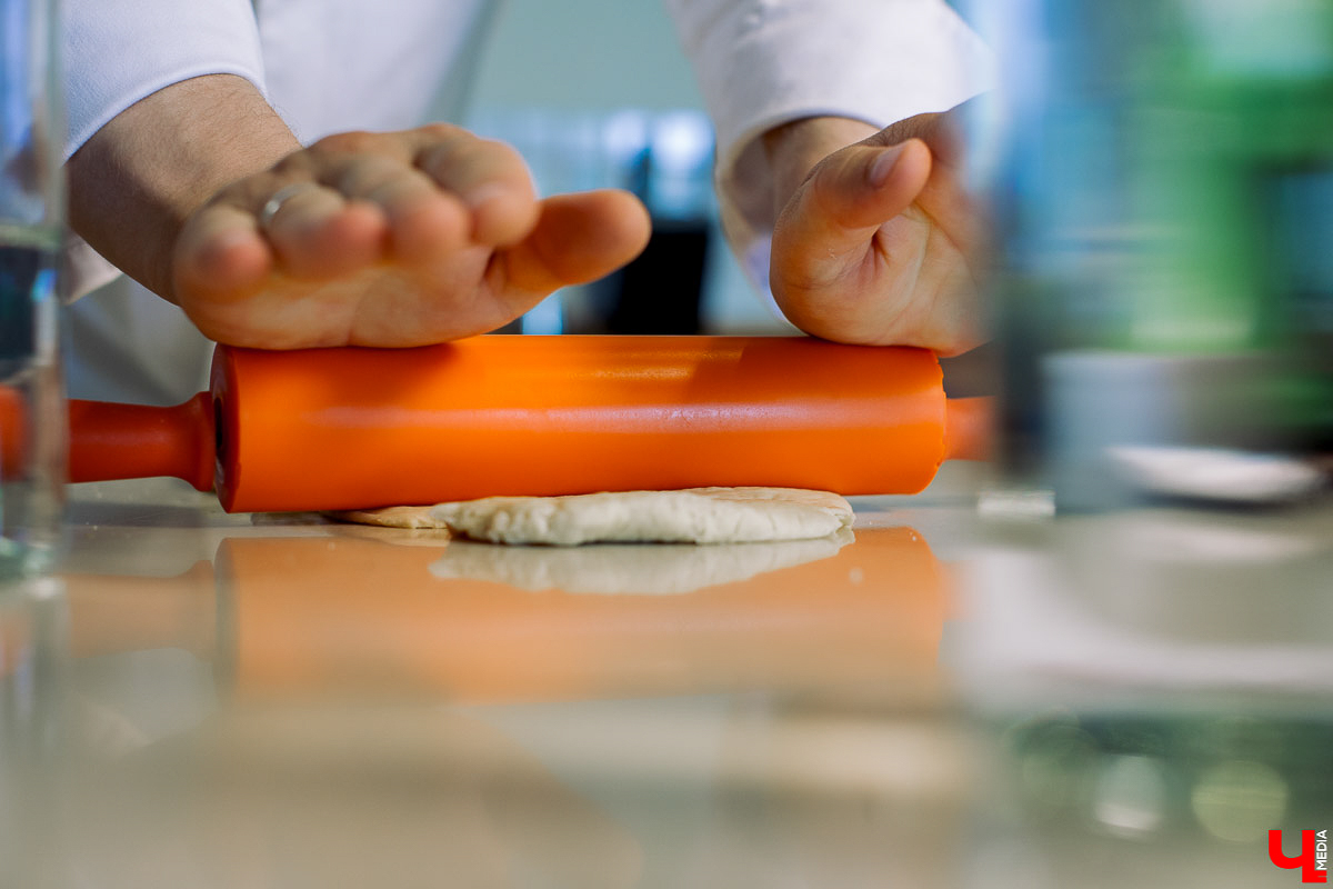 Актриса Инга Галдина и шеф-повар Дмитрий Орловский приготовили самсу по традиционному узбекскому рецепту, но с владимирской тыквой