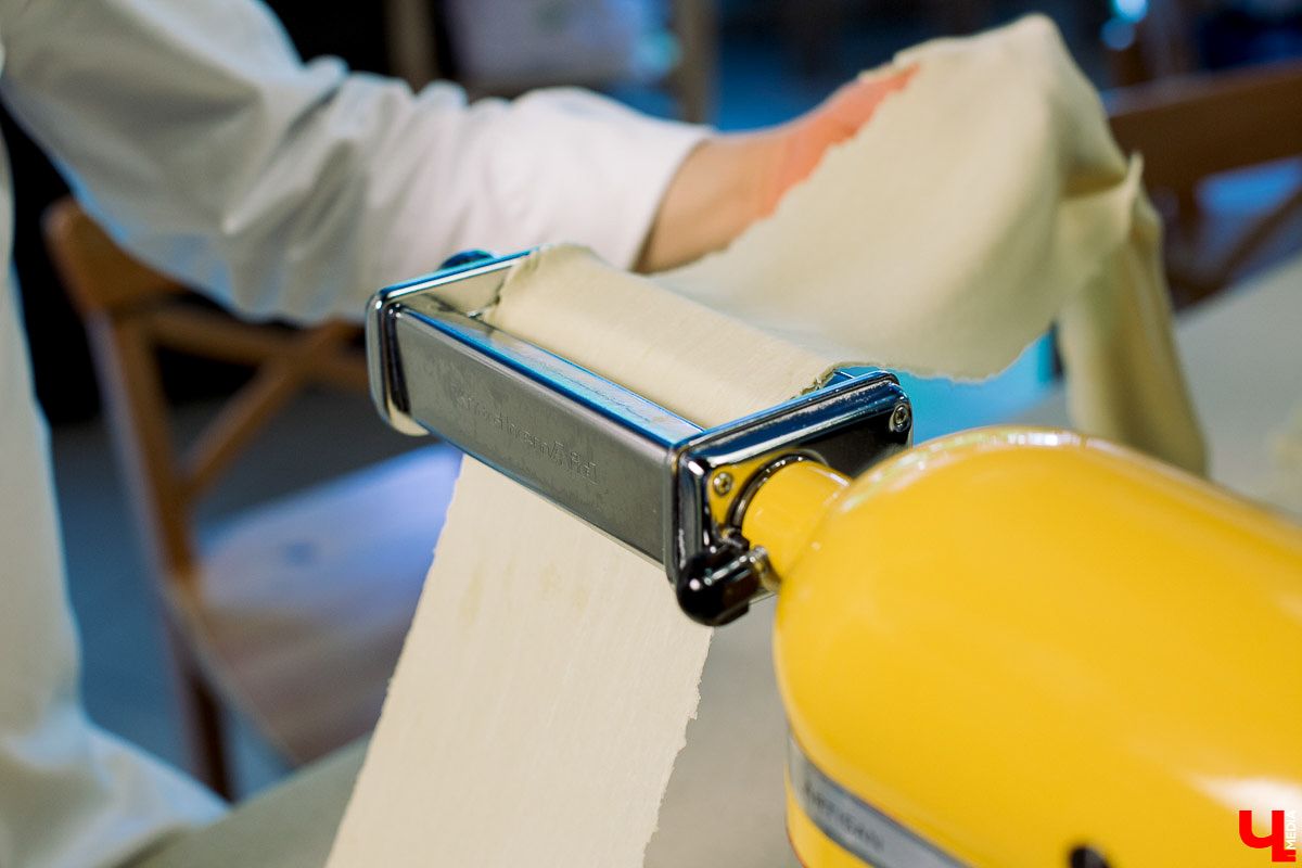 Актриса Инга Галдина и шеф-повар Дмитрий Орловский приготовили самсу по традиционному узбекскому рецепту, но с владимирской тыквой