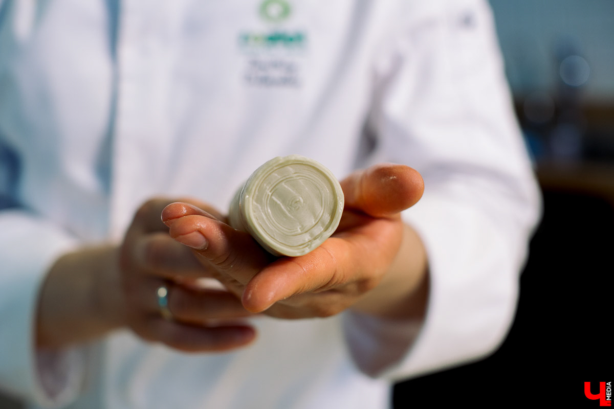 Актриса Инга Галдина и шеф-повар Дмитрий Орловский приготовили самсу по традиционному узбекскому рецепту, но с владимирской тыквой