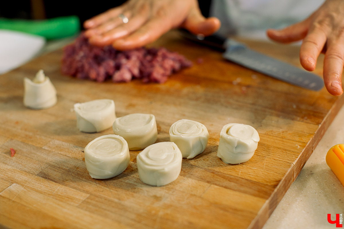 Актриса Инга Галдина и шеф-повар Дмитрий Орловский приготовили самсу по традиционному узбекскому рецепту, но с владимирской тыквой