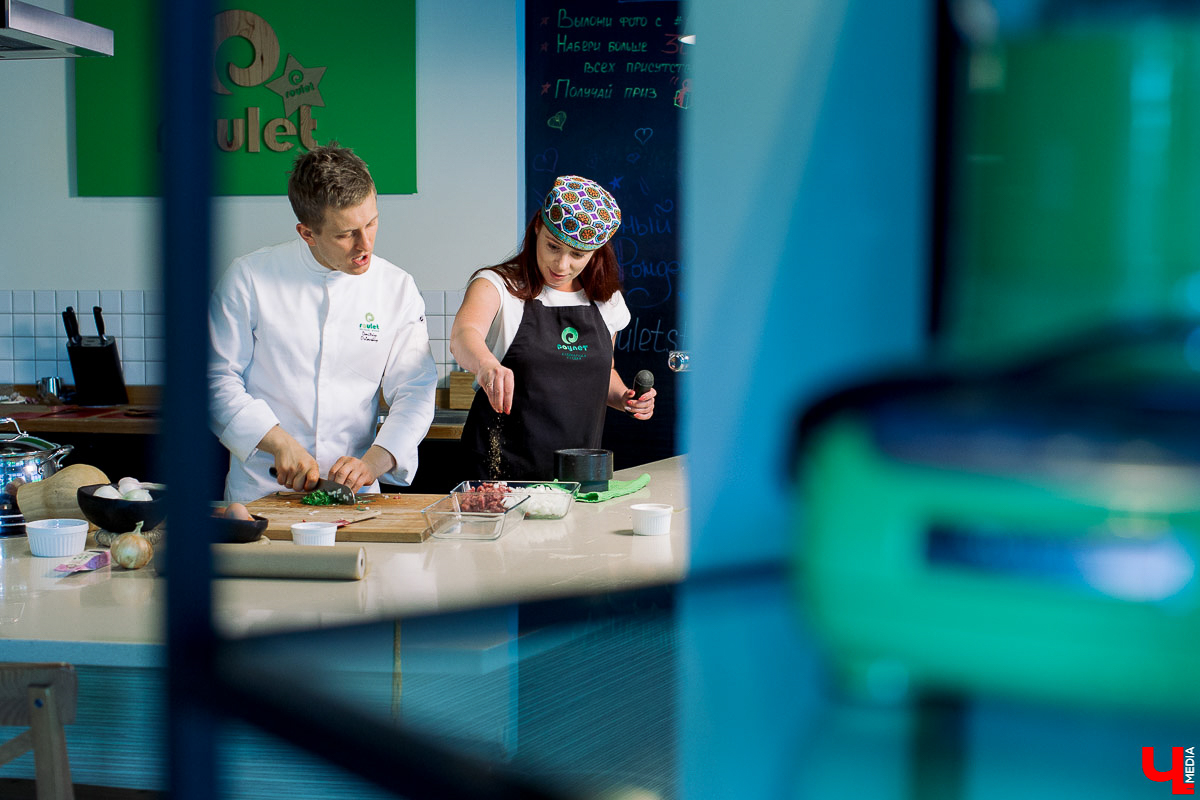 Актриса Инга Галдина и шеф-повар Дмитрий Орловский приготовили самсу по традиционному узбекскому рецепту, но с владимирской тыквой