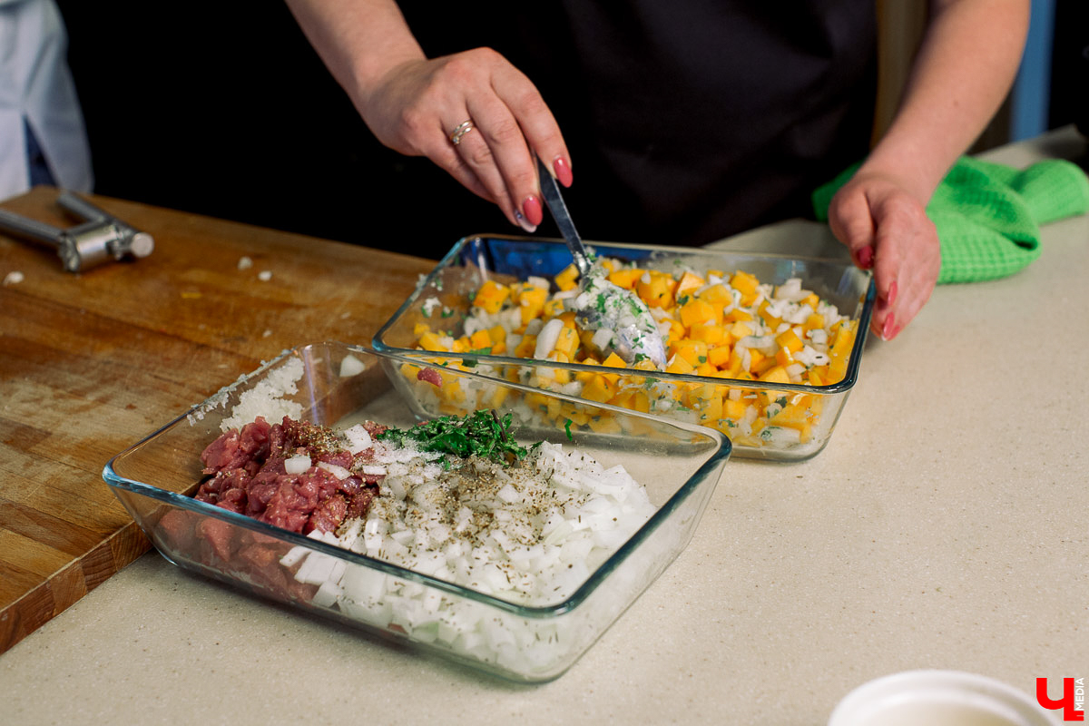 Актриса Инга Галдина и шеф-повар Дмитрий Орловский приготовили самсу по традиционному узбекскому рецепту, но с владимирской тыквой