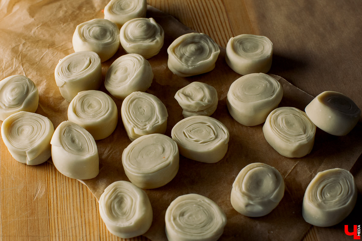 Актриса Инга Галдина и шеф-повар Дмитрий Орловский приготовили самсу по традиционному узбекскому рецепту, но с владимирской тыквой