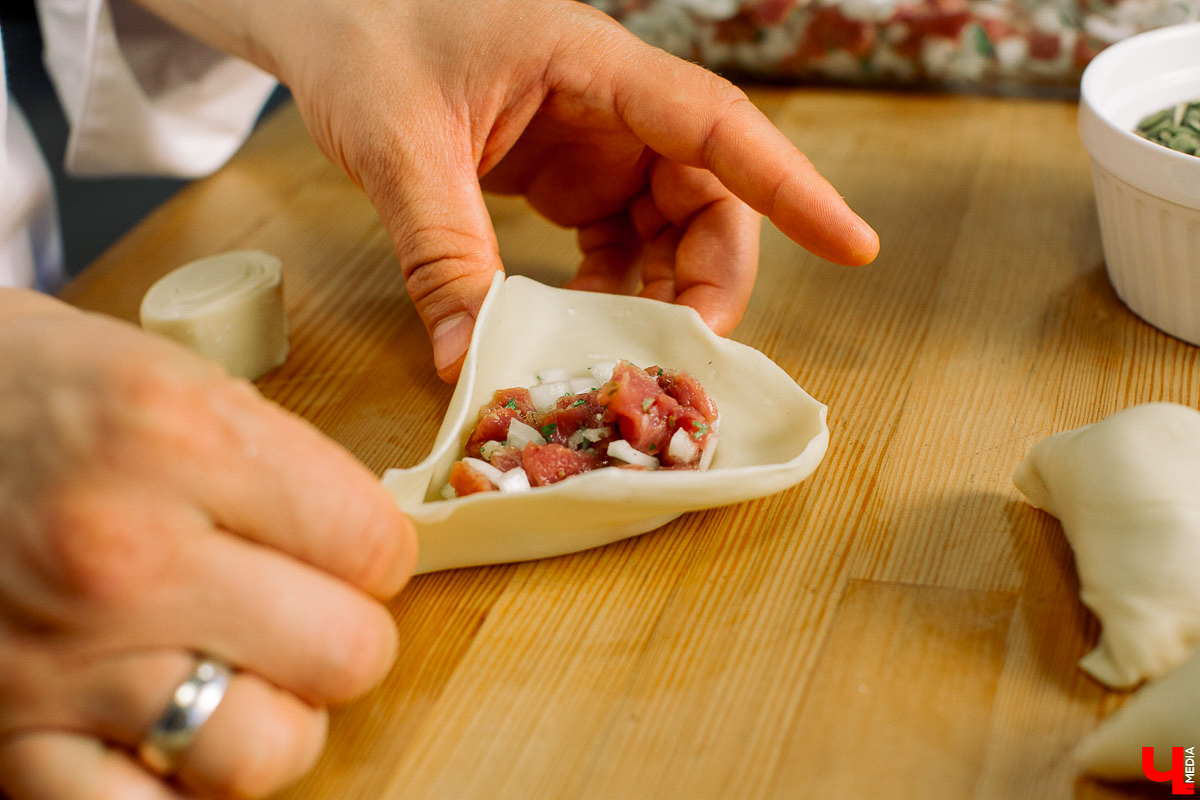 Актриса Инга Галдина и шеф-повар Дмитрий Орловский приготовили самсу по традиционному узбекскому рецепту, но с владимирской тыквой
