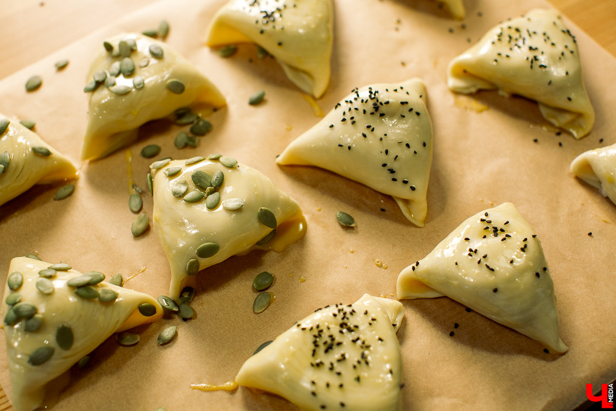 Актриса Инга Галдина и шеф-повар Дмитрий Орловский приготовили самсу по традиционному узбекскому рецепту, но с владимирской тыквой