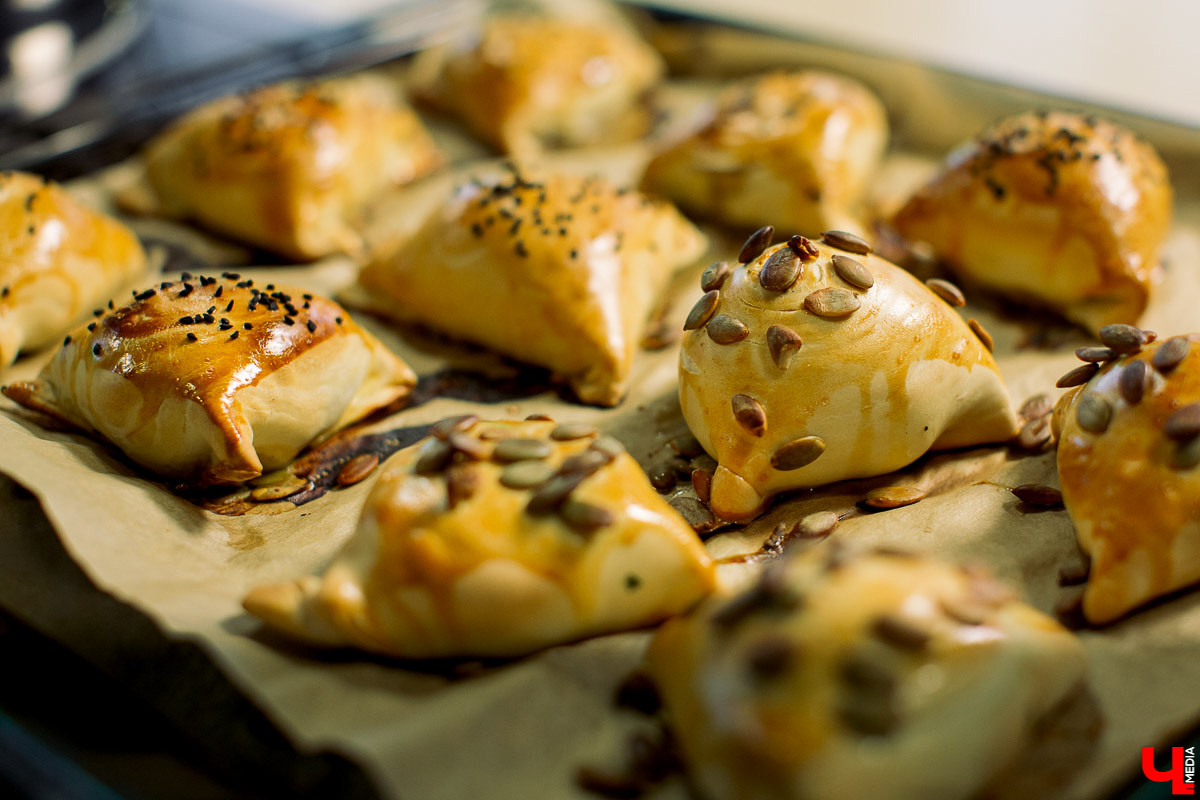 Актриса Инга Галдина и шеф-повар Дмитрий Орловский приготовили самсу по традиционному узбекскому рецепту, но с владимирской тыквой