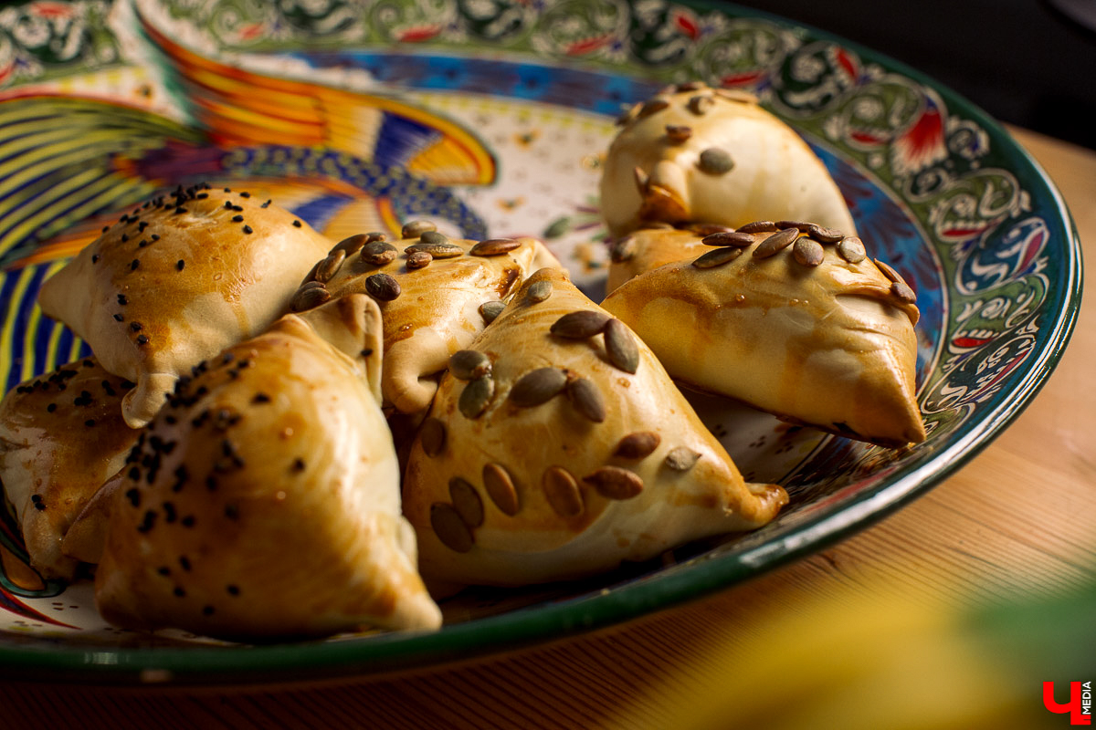 Актриса Инга Галдина и шеф-повар Дмитрий Орловский приготовили самсу по традиционному узбекскому рецепту, но с владимирской тыквой