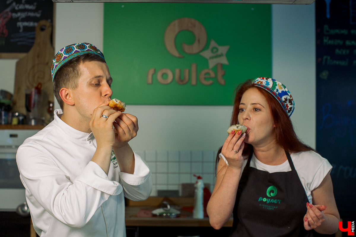 Актриса Инга Галдина и шеф-повар Дмитрий Орловский приготовили самсу по традиционному узбекскому рецепту, но с владимирской тыквой