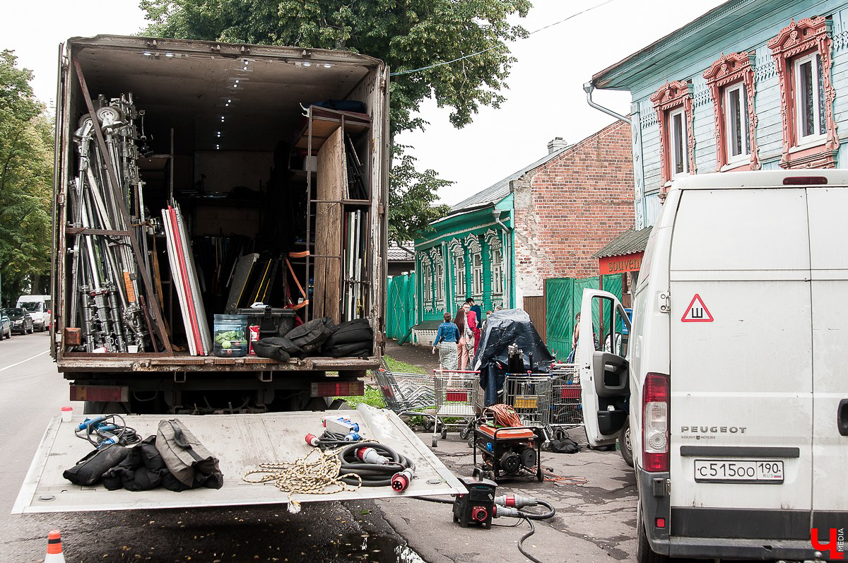 В Суздале снимают фильм “Золотое кольцо”. Два съемочных дня охватывают несколько минут экранного времени. В первый день успели снять аварию в лодке