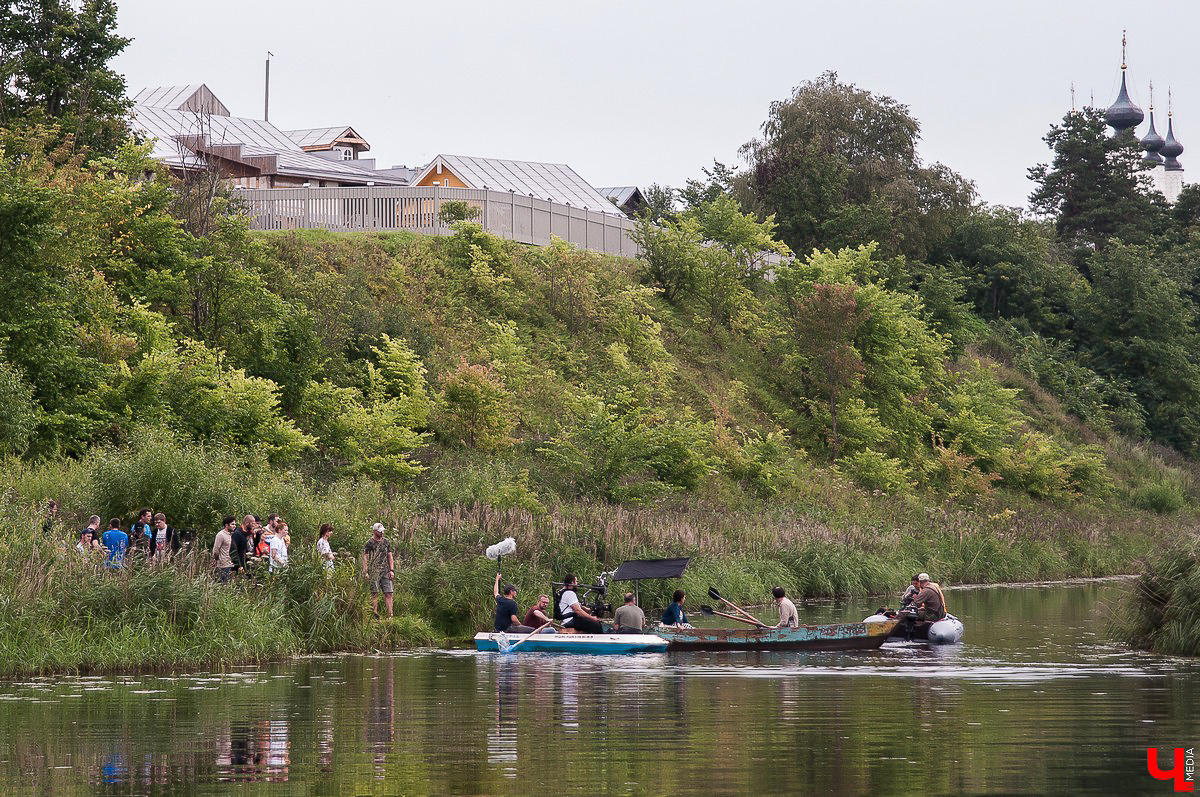 В Суздале снимают фильм “Золотое кольцо”. Два съемочных дня охватывают несколько минут экранного времени. В первый день успели снять аварию в лодке