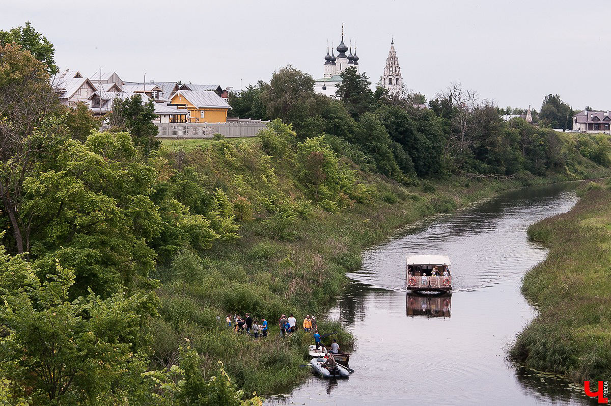 В Суздале снимают фильм “Золотое кольцо”. Два съемочных дня охватывают несколько минут экранного времени. В первый день успели снять аварию в лодке