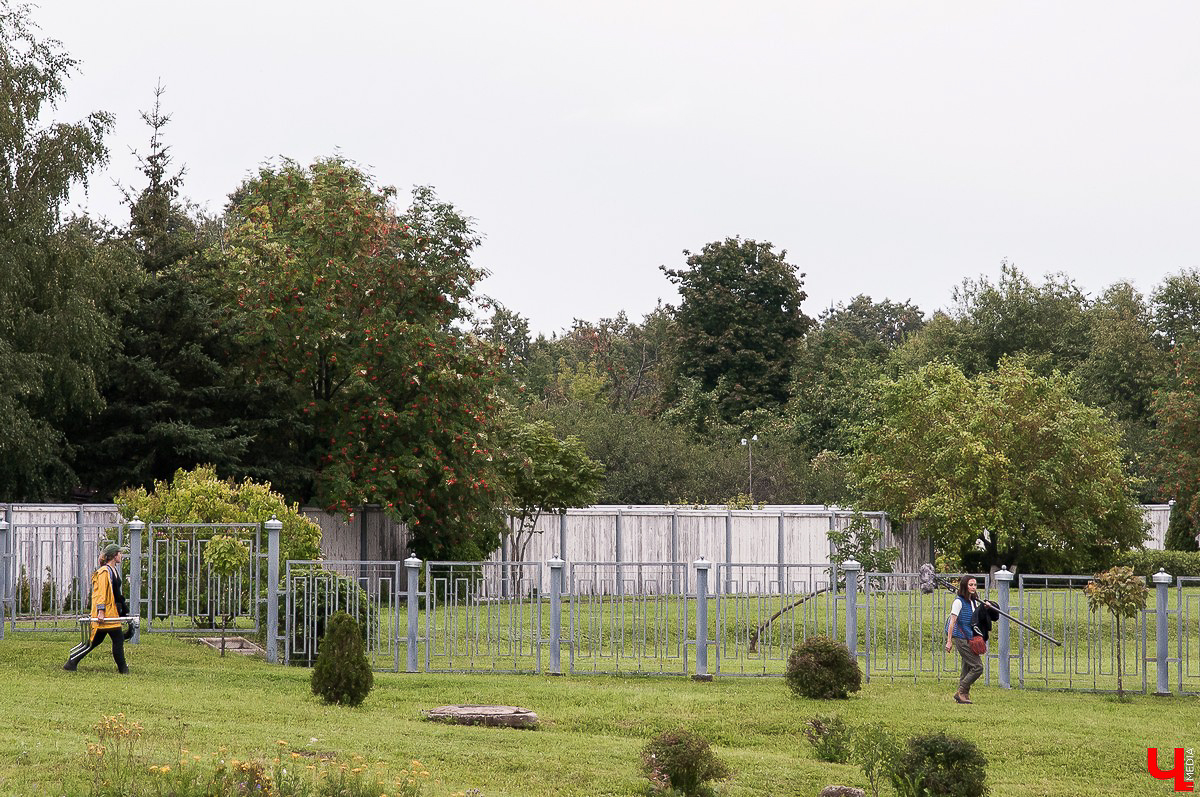 В Суздале снимают фильм “Золотое кольцо”. Два съемочных дня охватывают несколько минут экранного времени. В первый день успели снять аварию в лодке